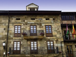 Front of property - Posada Casa de Don Guzmán (Vega de Pas)