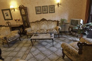 Lobby sitting area - Posada Casa de Don Guzmán (Vega de Pas)