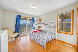 5 室のベッドルーム、WiFi (無料)、ベッドシーツ