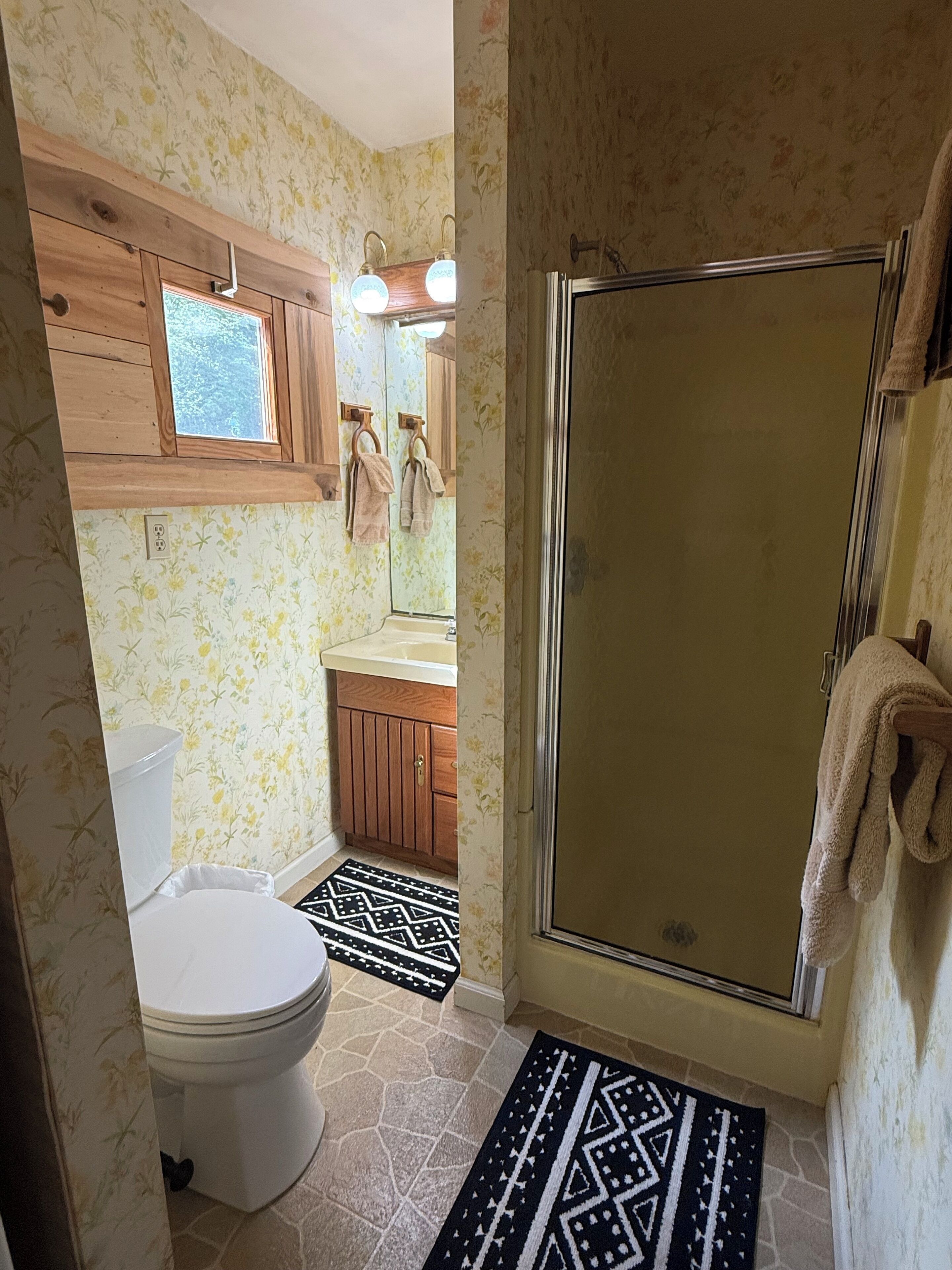 Combined shower/bathtub, hair dryer, towels, soap