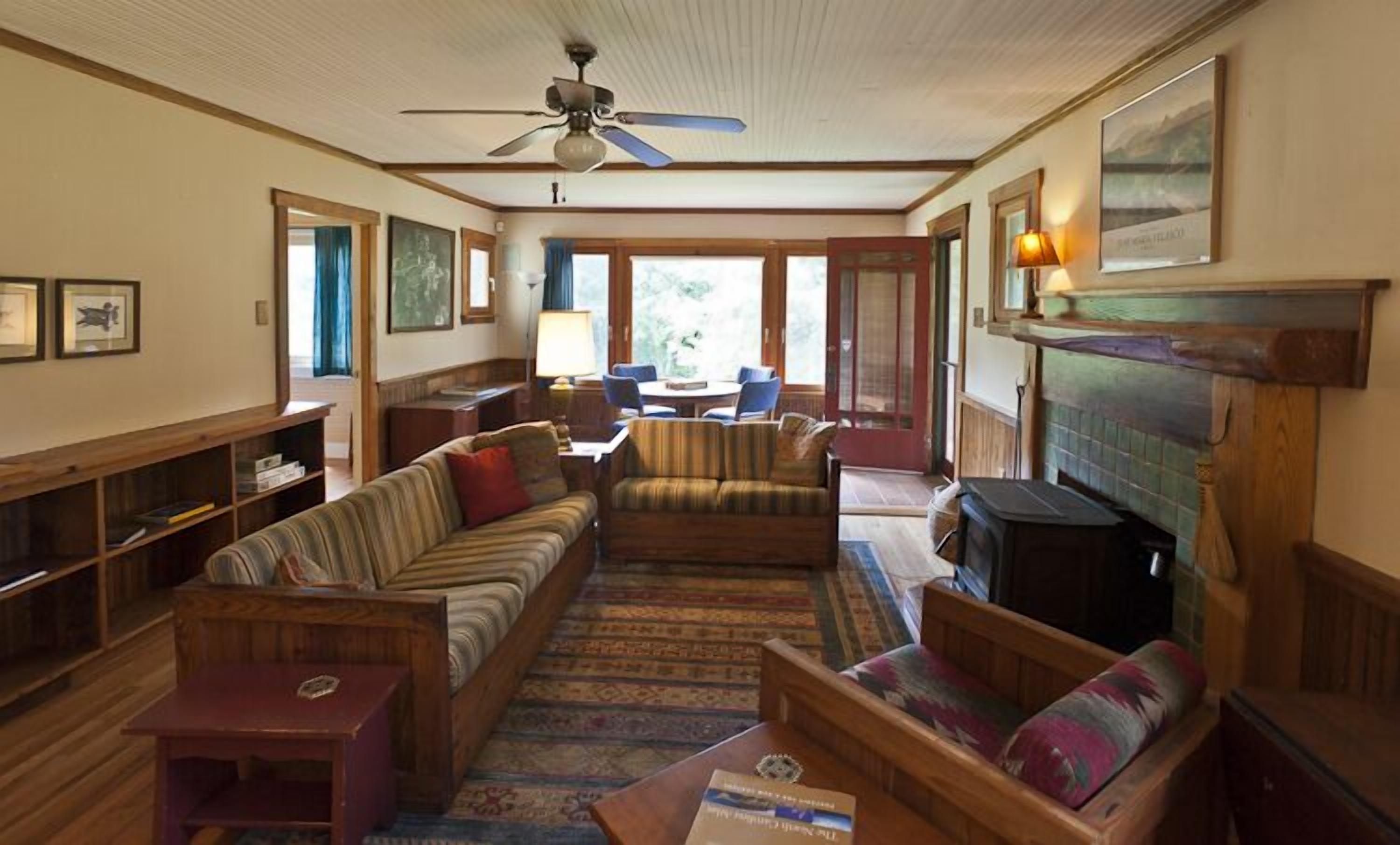 Smart TV, books, stereo