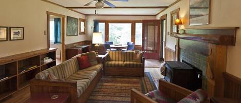 Smart TV, libros y estéreo