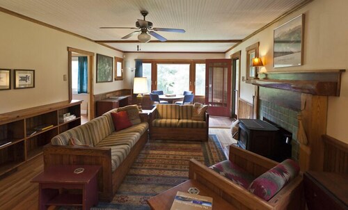  Restored Farmhouse 1920s.  Family and Pet Friendly. Borders National forest