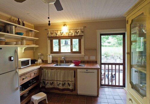  Restored Farmhouse 1920s.  Family and Pet Friendly. Borders National forest