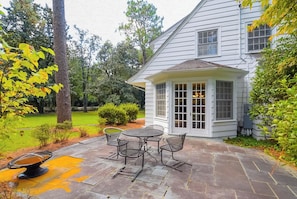 A house with a covered patio, a round table, and chairs. - 65 Blue Road: 6  BR, 6  BA House in Pinehurst, Sleeps 12 (Pinehurst)