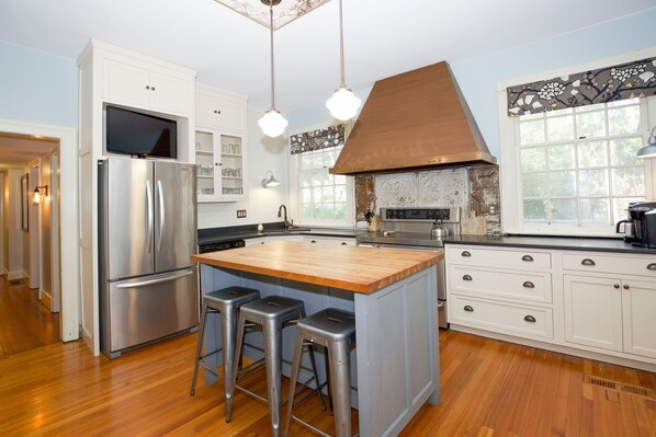 Fridge, microwave, oven, stovetop - 65 Blue Road: 6 BR, 6 BA House in Pinehurst, Sleeps 12 (Pinehurst)