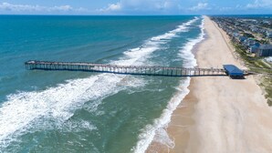 On the beach - Fantastic Views! Semi-Oceanfront in Avon, Hot-Tub, Dog-Friendly, Walk to Beach (Avon)