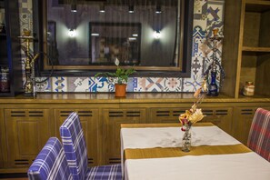 Breakfast, lunch, dinner served; local and international cuisine 