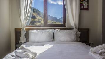 Junior Suite, Balcony, Mountain View | In-room safe, desk, cribs/infant beds, rollaway beds
