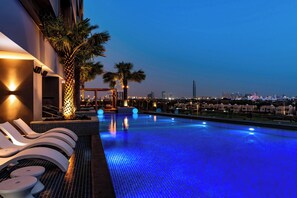 Alberca al aire libre y camas balinesas gratuitas 