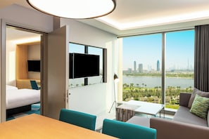 Phòng Suite dành cho gia đình, 2 phòng ngủ | Bộ đồ giường kháng dị ứng, minibar, két bảo mật tại phòng, bàn 