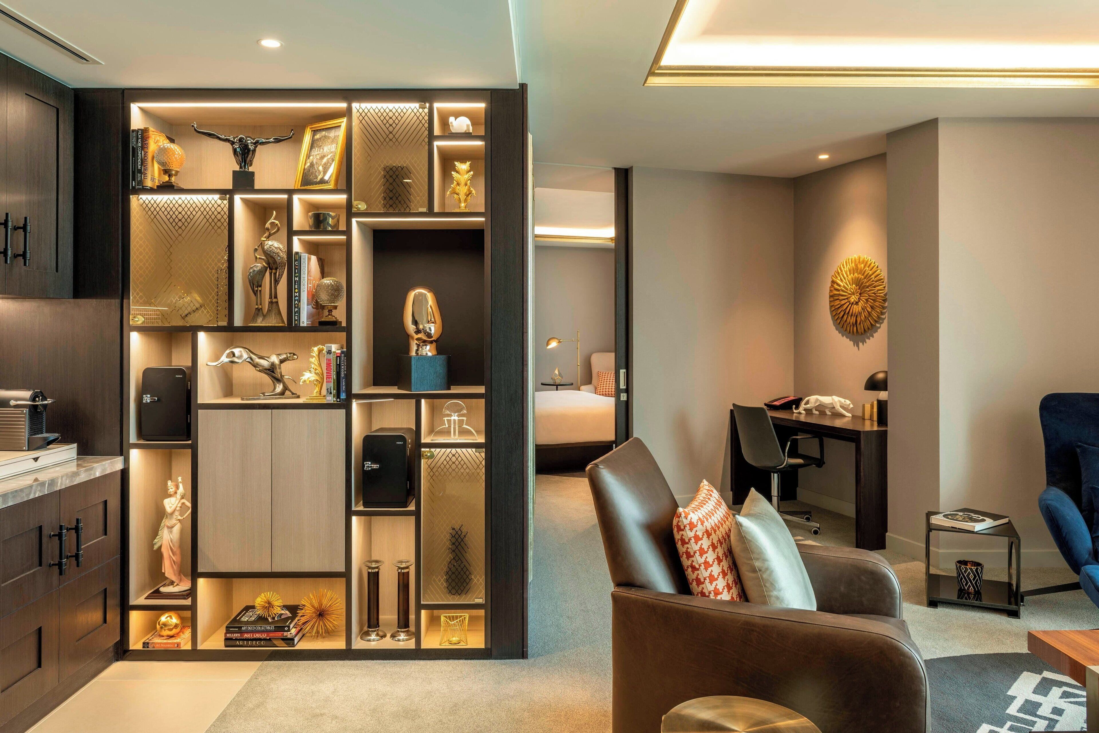 Suite - 1 soveværelse | Allergivenligt sengetøj, minibar, pengeskab på værelset, skrivebord