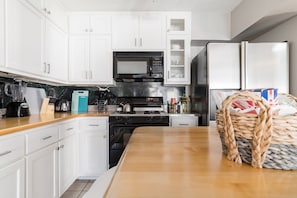 Microwave, dishwasher, coffee/tea maker, cookware/dishes/utensils - Oasis in the City. Morningside/VaHi. Great in town location. (Atlanta)