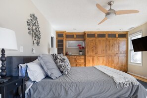 3 bedrooms, iron/ironing board, WiFi, bed sheets