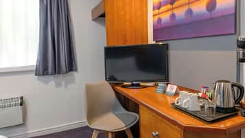 Camera Standard, 1 letto matrimoniale, accessibile ai disabili, vasca da bagno | Una scrivania, tende oscuranti, ferro/asse da stiro, Wi-Fi (a pagamento)