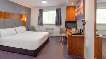 Escritorio, cortinas blackout, tabla de planchar con plancha y wifi