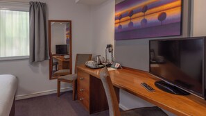 Escritorio, cortinas blackout, tabla de planchar con plancha y wifi 