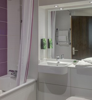 Combined shower/bathtub, hair dryer, towels - The Magnum Hotel, Sunderland City, Sure Collection by Best Western (Sunderland)