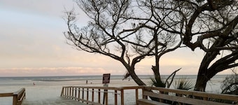Newer Construction - Short Walk to Beach - Hot Tub/Large Pool - 16' x 32'