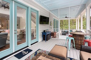 Smart-TV, Kamin, Bücher