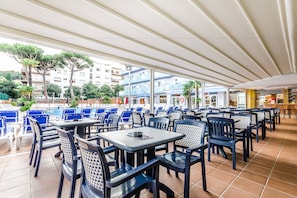 Poolside bar - Hotel Mar Blau (Calella)