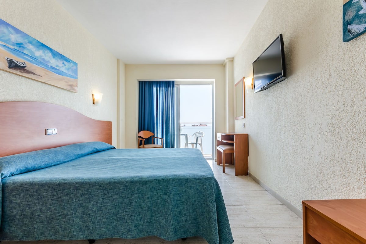 Een minibar, een kluis op de kamer, een bureau, verduisterende gordijnen