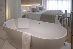 Minibar, escritorio, cortinas blackout y wifi gratis 