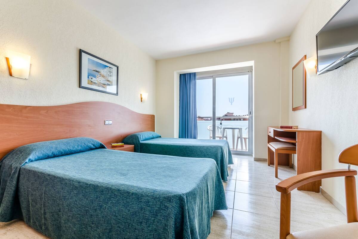 Een minibar, een kluis op de kamer, een bureau, verduisterende gordijnen