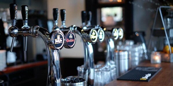 A bar with multiple taps, each labeled with different beer brands. - Het Spoorhuis Uithoorn (Uithoorn)