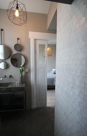 Produtos de toalete grátis, secador de cabelo, toalhas de banho 