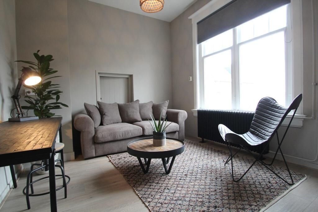 Deluxe Suite (Station Oost) | Minibar, individually decorated, individually furnished, desk