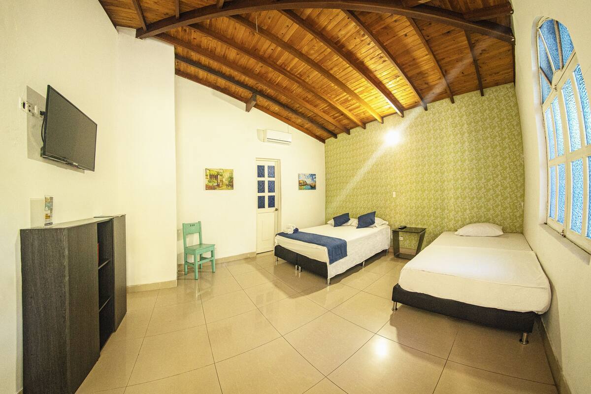 Triple Room (1 Queen and 2 Single Beds ) | WiFi (free)