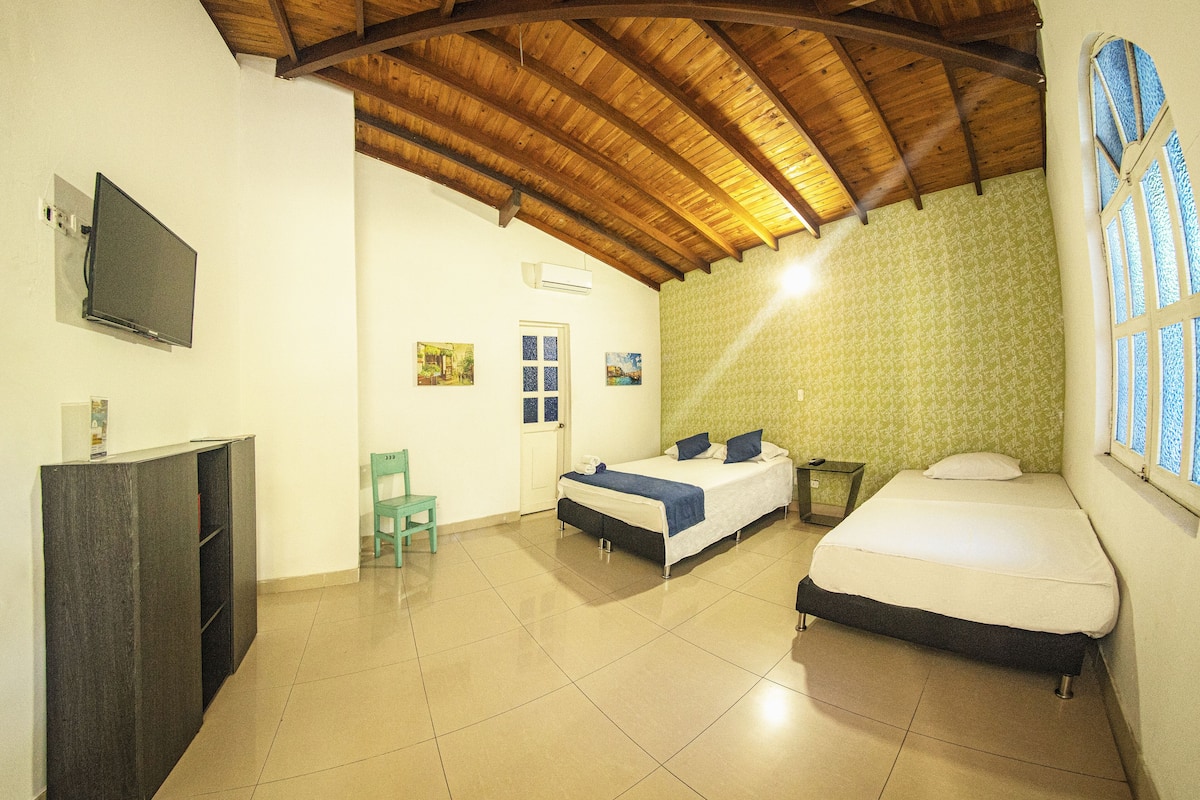 Habitación triple (1 Queen and 2 Single Beds ) | Wifi gratis