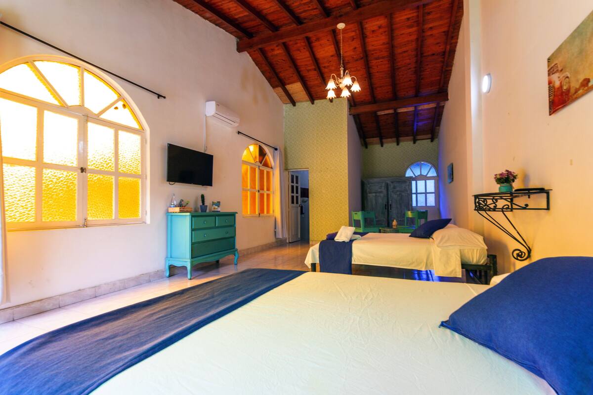 Quadruple Room (1 Queen and 2 Single Beds) | WiFi (free)
