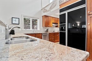 冰箱、微波炉、烤箱、炉灶