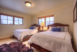 4 bedrooms, iron/ironing board, free WiFi, bed sheets - Luxe Home in Big Sky Town Center - Walk to Restaurants, Shops & Events (Big Sky)