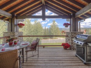 Outdoor dining - Luxe Home in Big Sky Town Center - Walk to Restaurants, Shops & Events (Big Sky)