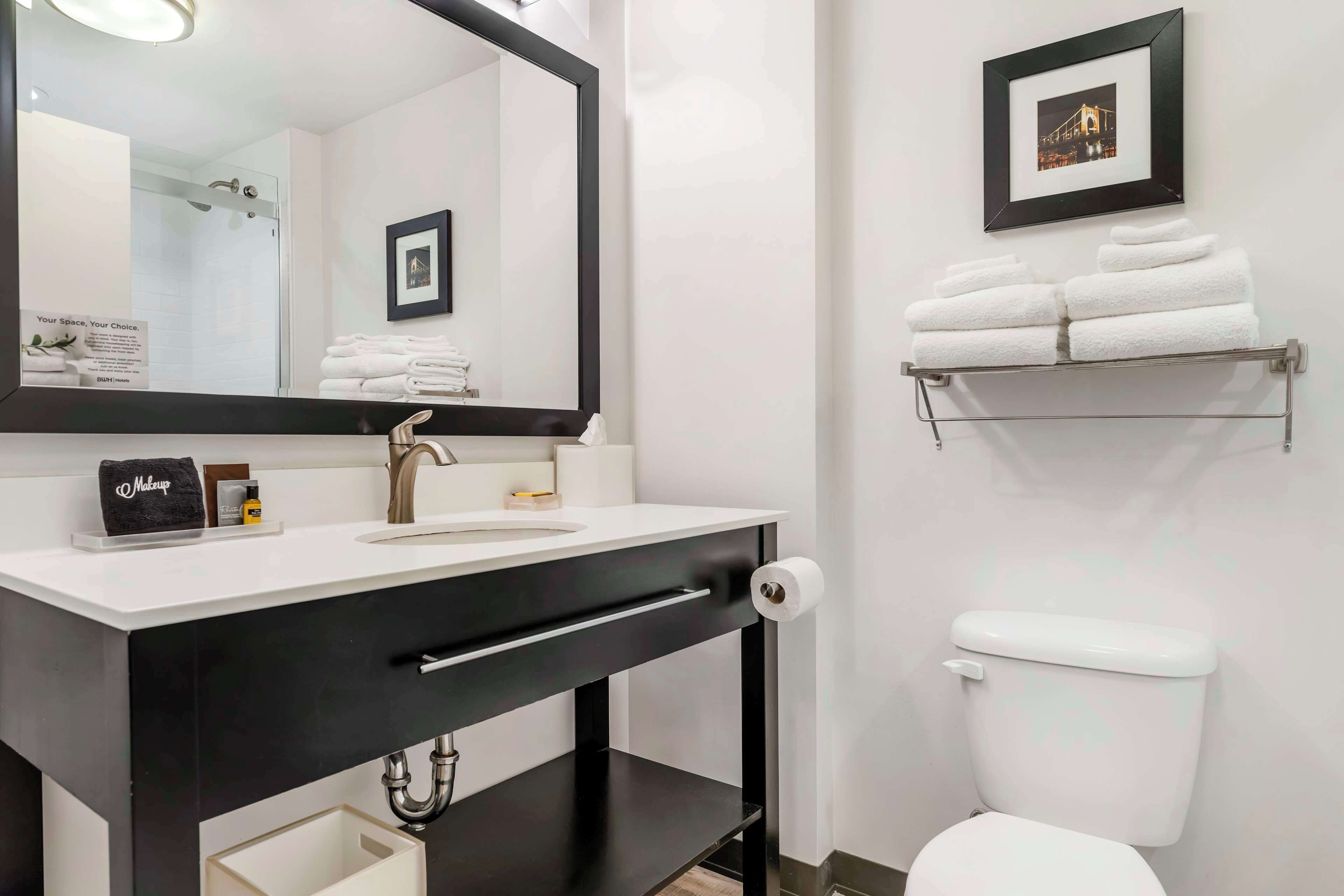 hydromassage showerhead, free toiletries, hair dryer, towels