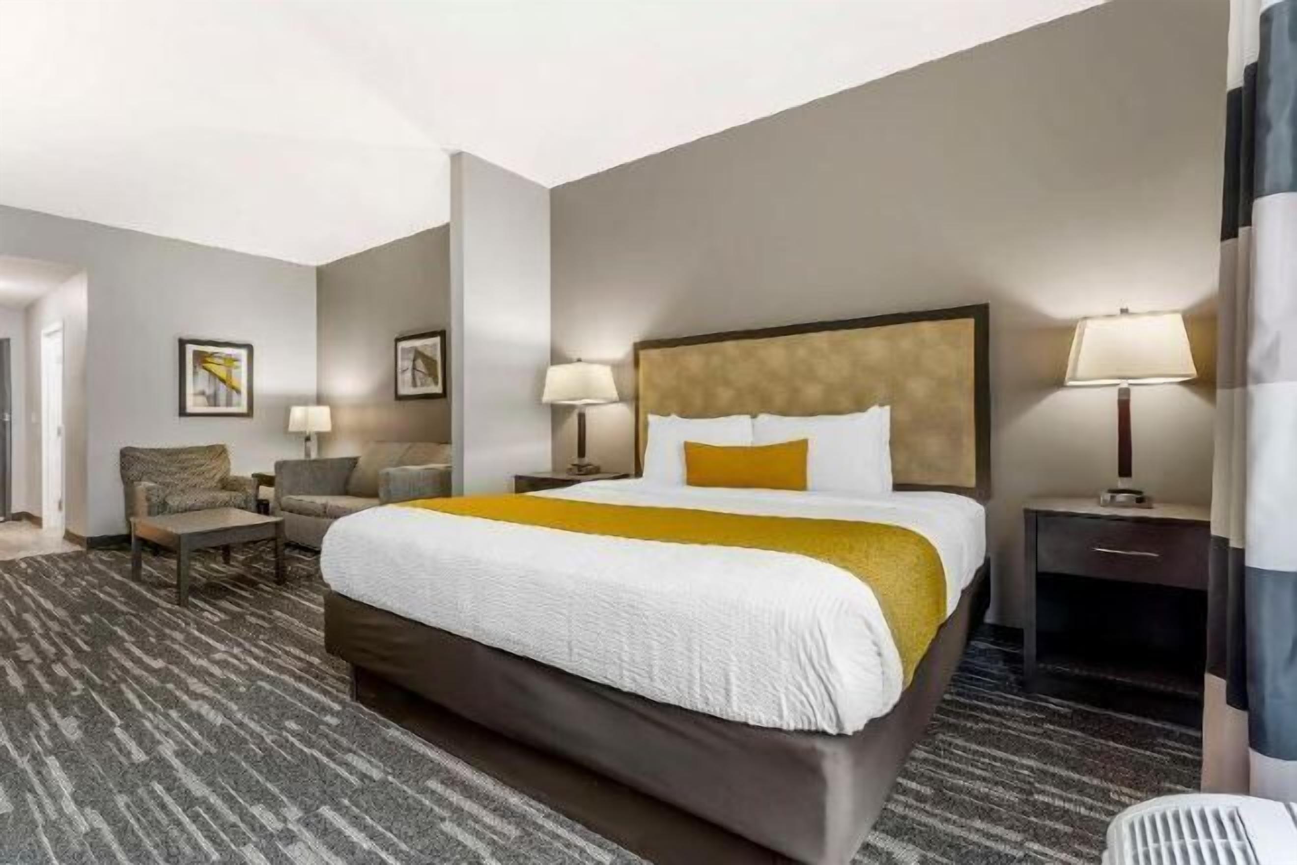 Escritorio, espacio para trabajar con laptop y cortinas blackout 