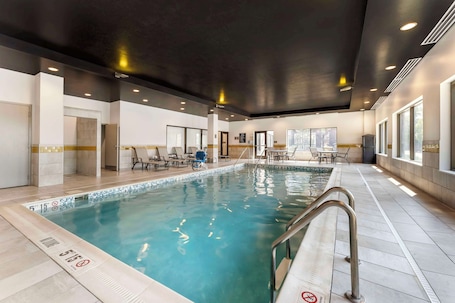 Una piscina techada. Best Western Plus Cranberry-Pittsburgh North