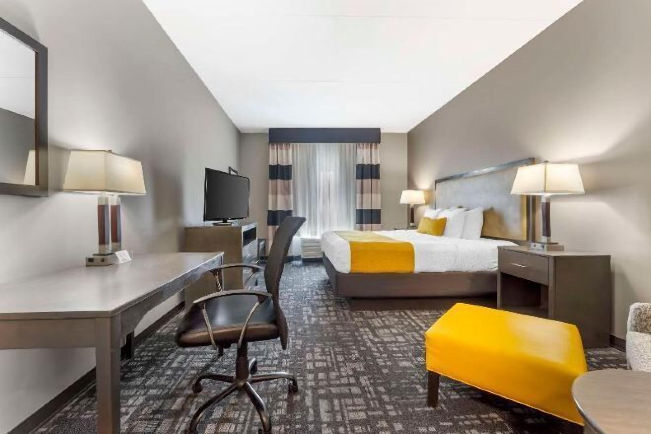 Escritorio, espacio para trabajar con laptop y cortinas blackout 