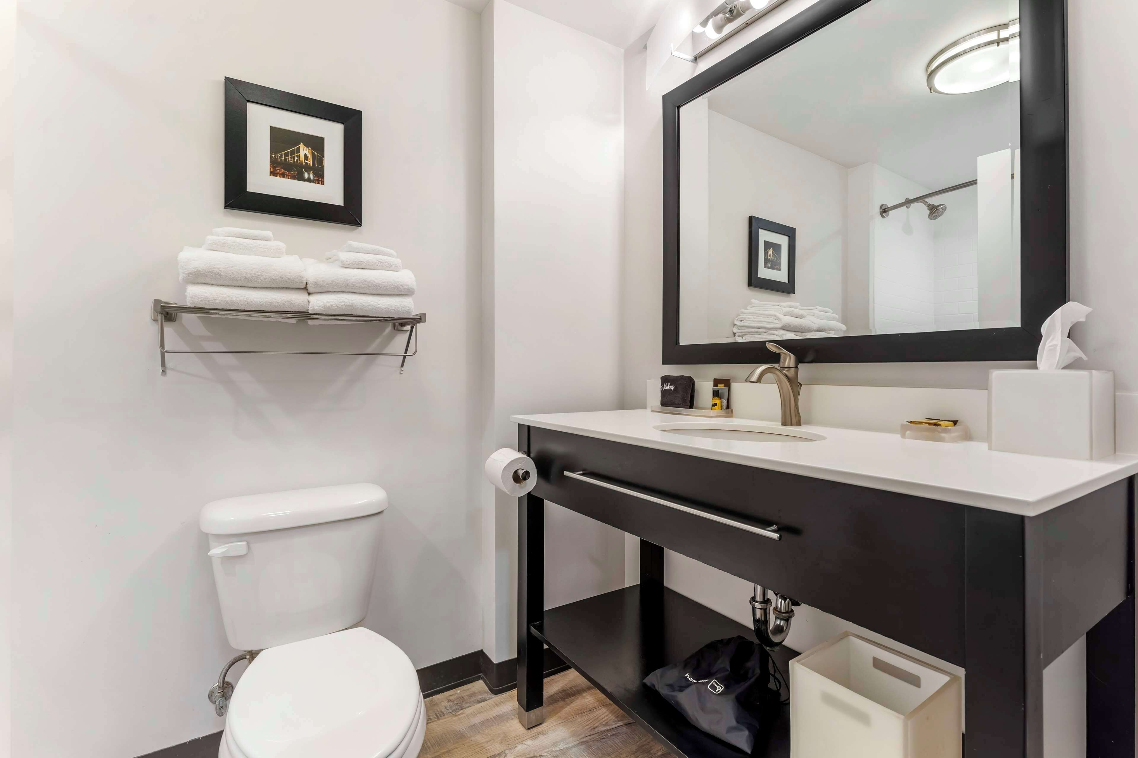 Standard Room, 1 King Bed, Accessible, Non Smoking | Bathroom | Hydromassage showerhead, free toiletries, hair dryer, towels