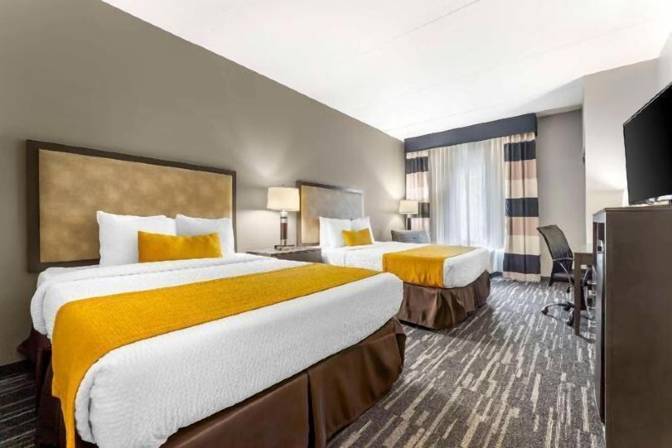 Escritorio, espacio para trabajar con laptop y cortinas blackout 