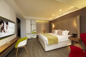 Habitació superior, 1 llit de matrimoni gran | Caixa forta a l'habitació, decoració individual i escriptori