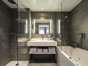 Minibar, Zimmersafe, Schreibtisch, Verdunkelungsvorhänge