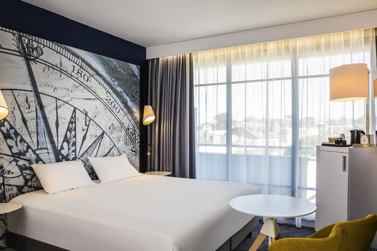 classic room, 1 double bed with sofa bed | minibar, in-room safe, desk, blackout curtains