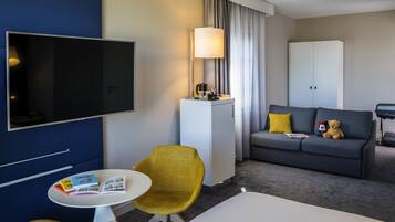 Minibar, coffres-forts dans les chambres, bureau, rideaux occultants