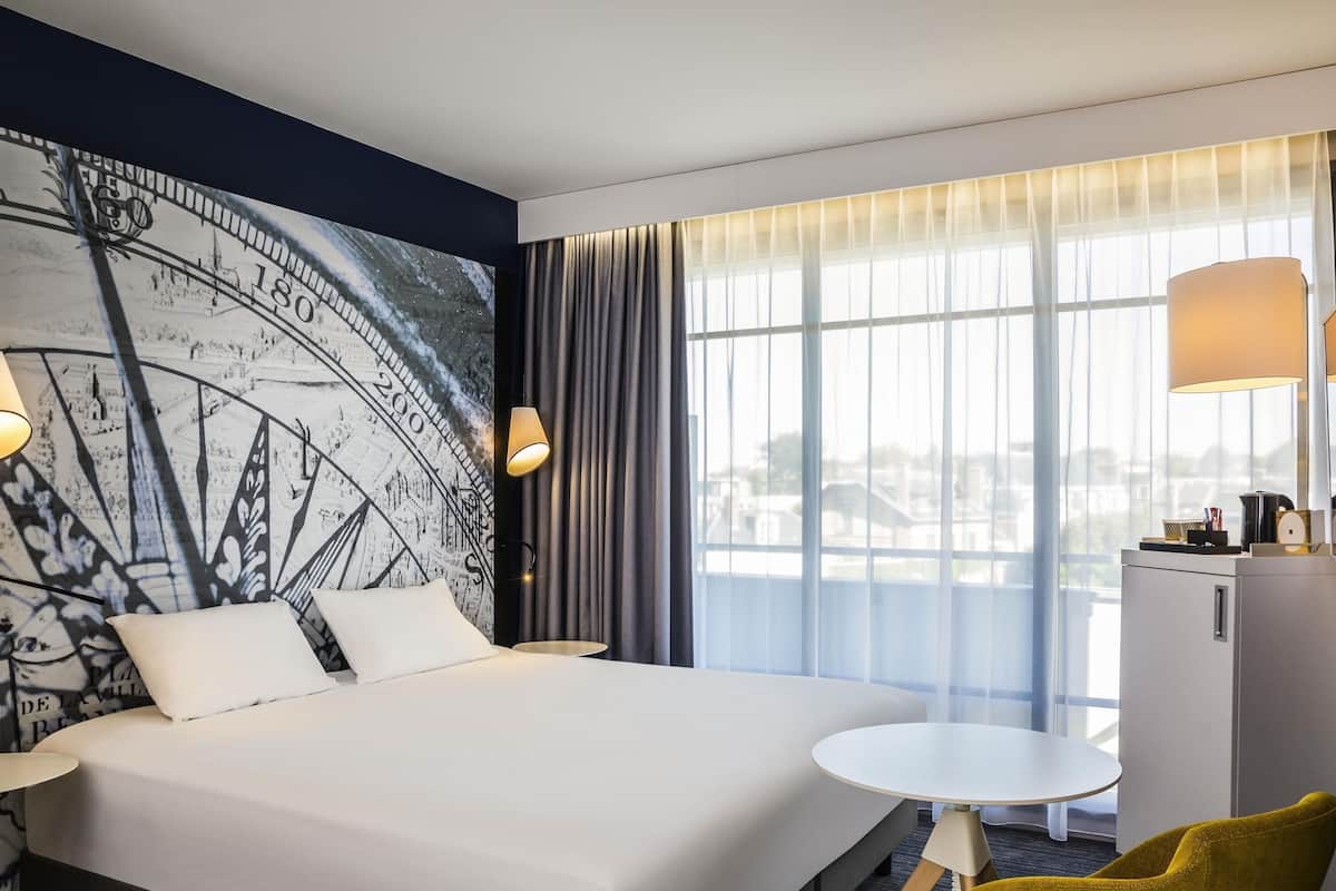 Minibar, coffres-forts dans les chambres, bureau, rideaux occultants