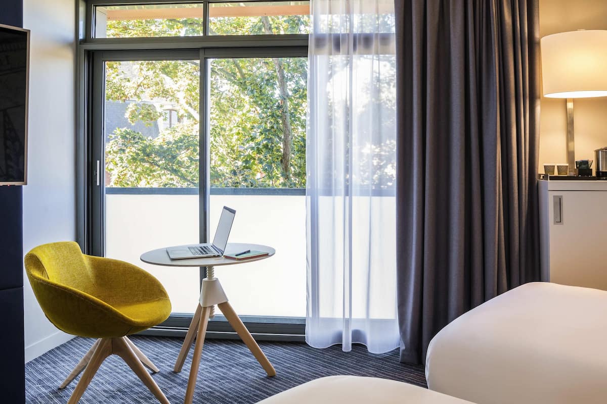 classic twin room, 2 single beds | minibar, in-room safe, desk, blackout curtains