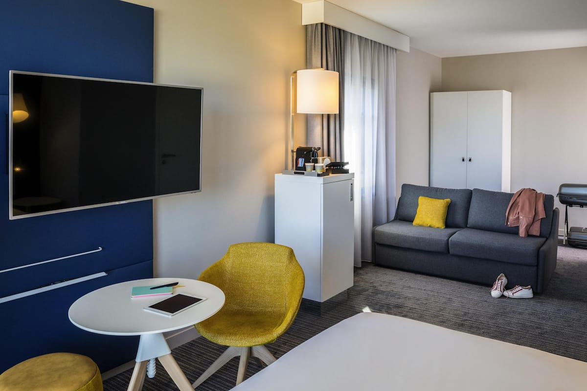 classic room, 1 double bed with sofa bed | minibar, in-room safe, desk, blackout curtains